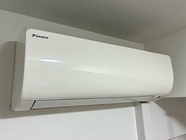部屋に設置されているエアコン（撮影：grapeライフハック編集部）