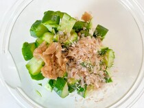 切ったキュウリと混ぜるだけ！　味つけに「夫が暑い日にピッタリ」「深みもある」