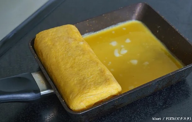 お弁当用に玉子焼きを作っている写真