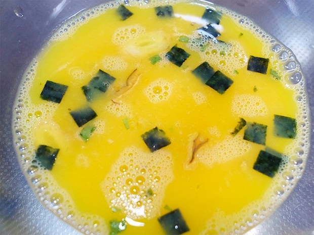 お吸い物のもとを使った玉子焼きの卵液（撮影：grapeフード編集部）