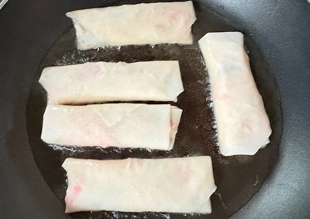 揚げ焼きにしている画像（撮影:エニママ）　