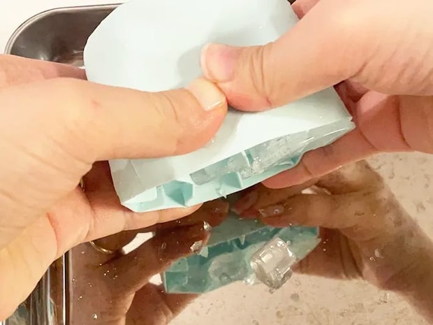 製氷器の氷を出す写真（撮影：grapeライフハック編集部）