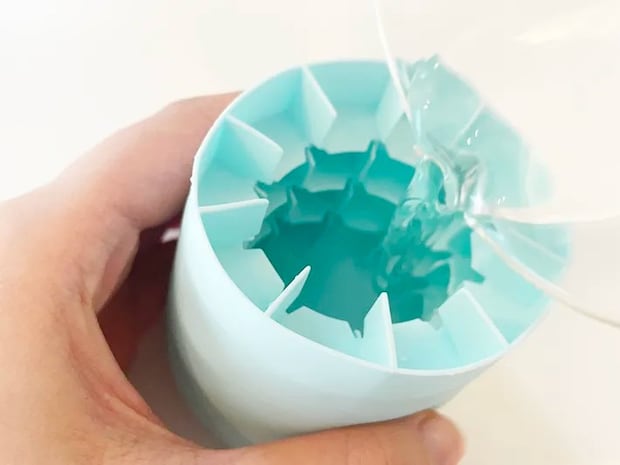 製氷器に水を入れる写真（撮影：grapeライフハック編集部）