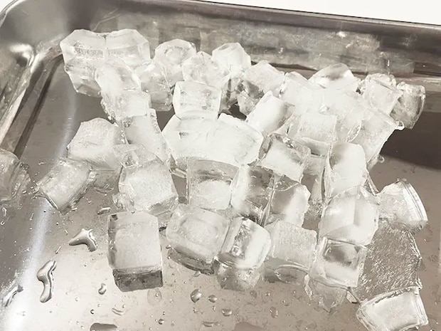 製氷器の氷を出した写真（撮影：grapeライフハック編集部）