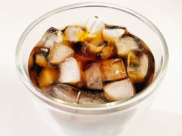 製氷器の氷にドリンクを注いだ写真（撮影：grapeライフハック編集部）