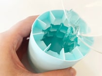 冷凍庫が狭くてもOK！　セリアの「筒形の容器」の正体に「買ってよかった！」【100均】