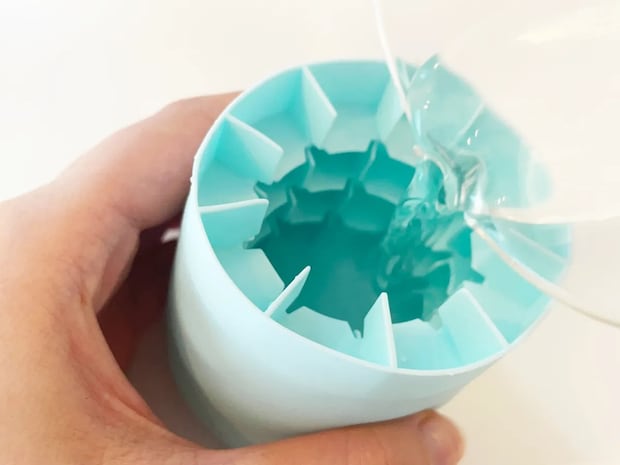 冷凍庫が狭くてもOK！　セリアの「筒形の容器」の正体に「買ってよかった！」【100均】