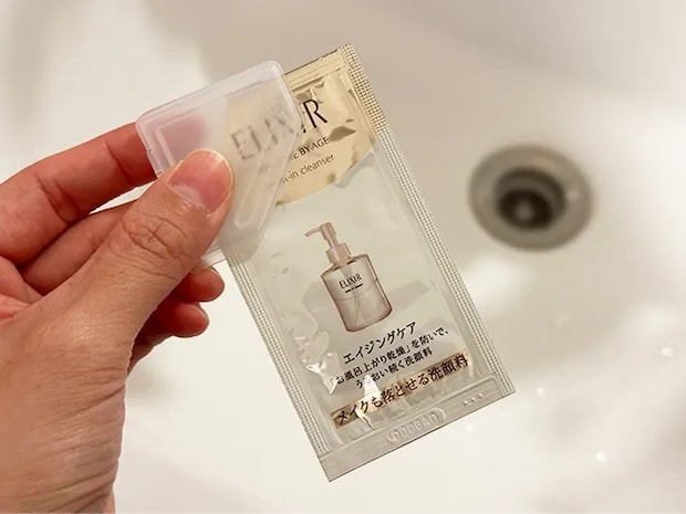 『サンプルコスメクリップ』で開封済みの試供品を挟んでいる画像（撮影：grapeライフハック編集部）