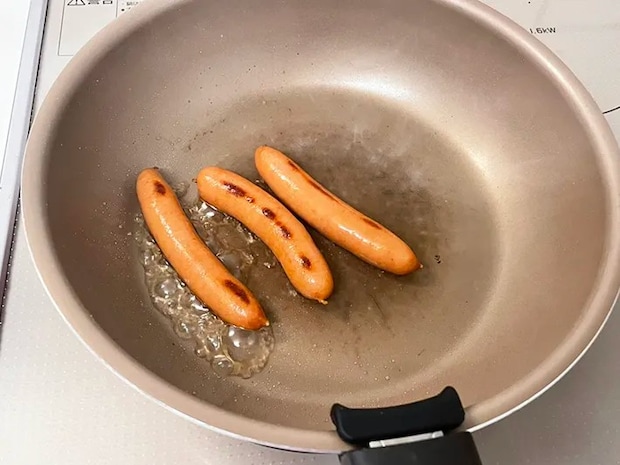 ウインナーにみりんを加えた直後の写真（撮影：grapeフード編集部）
