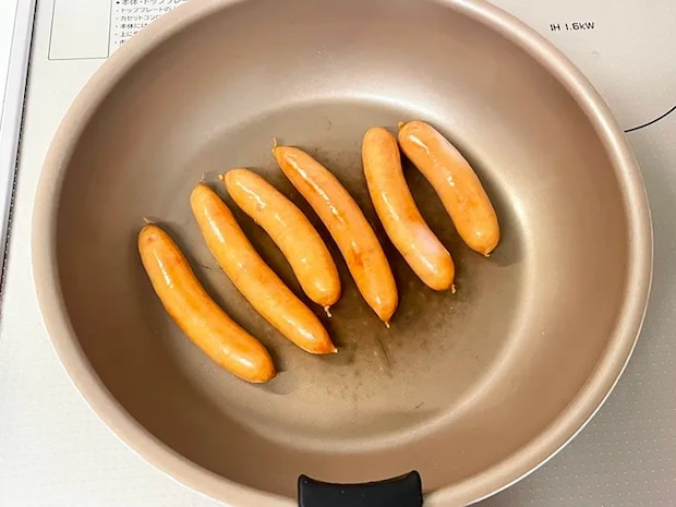 ウインナー6本をフライパンで焼いている写真（撮影：grapeフード編集部）