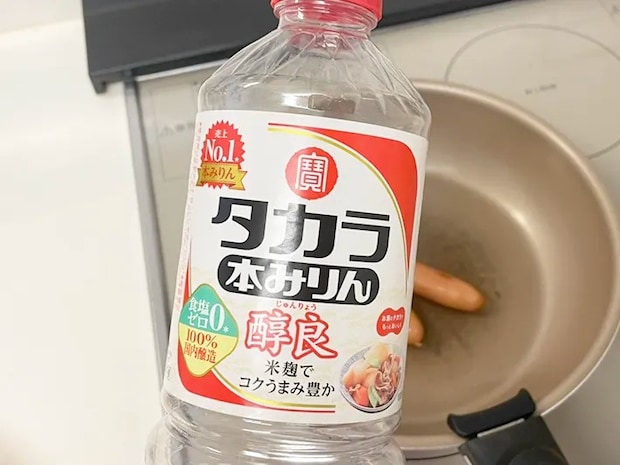 コンロの前でみりんを持つ写真（撮影：grapeフード編集部）