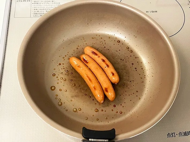 ウインナーにみりんを加えて焼き上げた写真（撮影：grapeフード編集部）