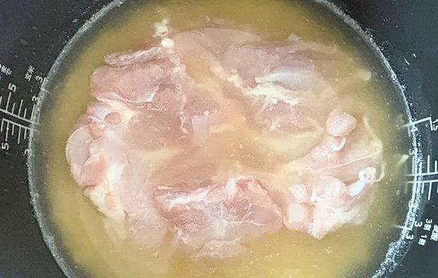 水と鶏もも肉を入れた画像（撮影：エニママ）
