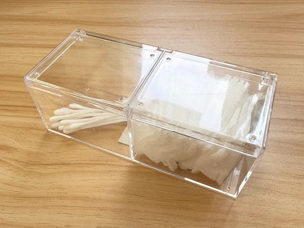 『クリアケース　ダブルタイプ』に綿棒とコットンを入れる（撮影：grapeライフハック編集部）