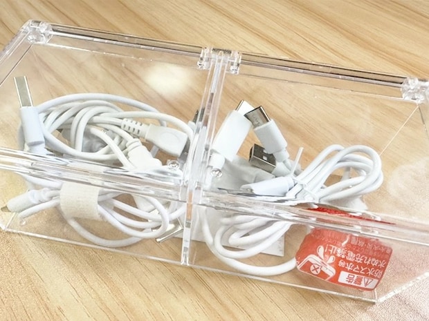『クリアケース　ダブルタイプ』に充電コードを入れる（撮影：grapeライフハック編集部）