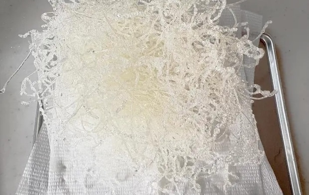 春雨の油を切っている画像（撮影：エニママ）