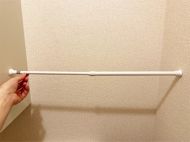 つっぱり棒をトイレに設置している画像（撮影：grapeライフハック編集部）