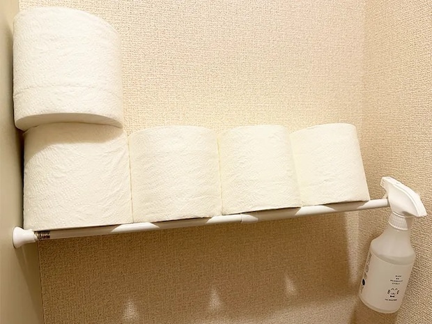 トイレットペーパーがのったつっぱり棒にスプレーをかけた画像（撮影：grapeライフハック編集部）