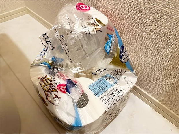 トイレットペーパーを床に直置きしている画像（撮影：grapeライフハック編集部）
