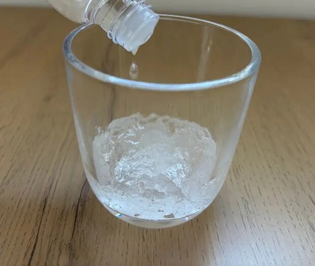保冷剤にオイルを垂らしている様子