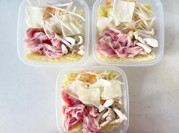 タッパーに、麺、カット野菜、しめじ、豚こま肉を詰めた画像（撮影：エニママ）