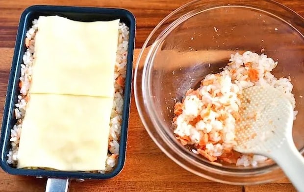 『鮭とチーズの玉子焼き器おにぎり』を作る写真（撮影：小泉明代）