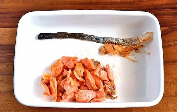 『鮭とチーズの玉子焼き器おにぎり』を作る写真（撮影：小泉明代）