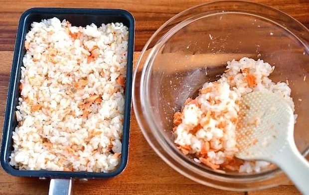 『鮭とチーズの玉子焼き器おにぎり』を作る写真（撮影：小泉明代）