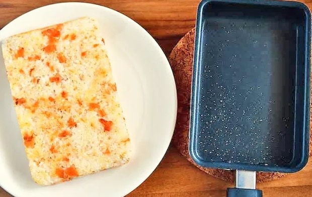 『鮭とチーズの玉子焼き器おにぎり』を作る写真（撮影：小泉明代）