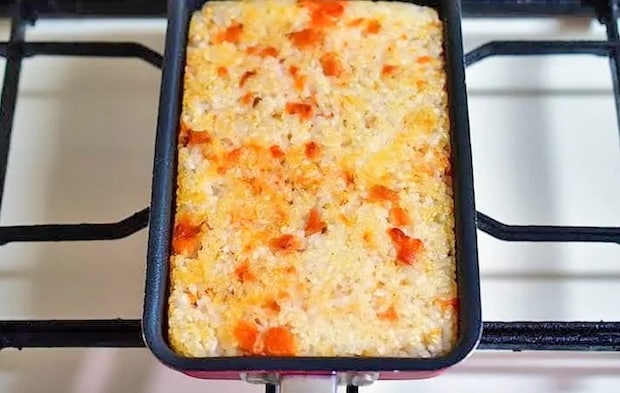 『鮭とチーズの玉子焼き器おにぎり』を作る写真（撮影：小泉明代）