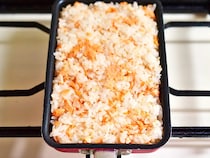 玉子焼き器で焼いて切るだけ！　管理栄養士の『握らない焼きおにぎり』が「側面もカリカリ」