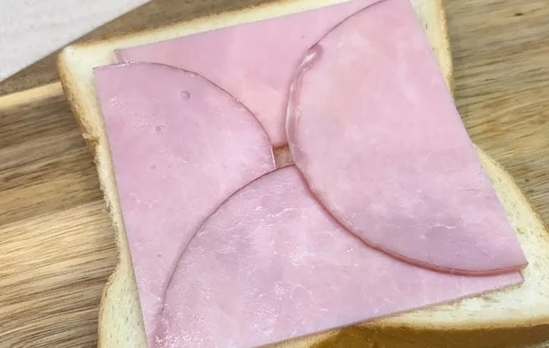 『カットしたハムをのせた食パン』の写真（撮影：キジカク）