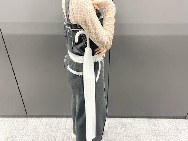 傘の肩掛けカバーを肩掛けする写真（撮影：grapeライフハック編集部）
