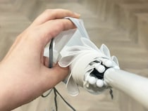 濡れた傘で服がビシャビシャ…←100均で解決！　見つけたら即買いレベルのアイテムに「もう手放せない」
