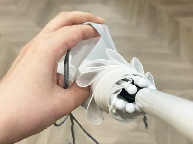 濡れた傘で服がビシャビシャ…←100均で解決！　見つけたら即買いレベルのアイテムに「もう手放せない」