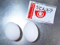 『うどんスープ』はお湯に溶かすだけじゃない！　卵に混ぜて焼いた結果がこちら