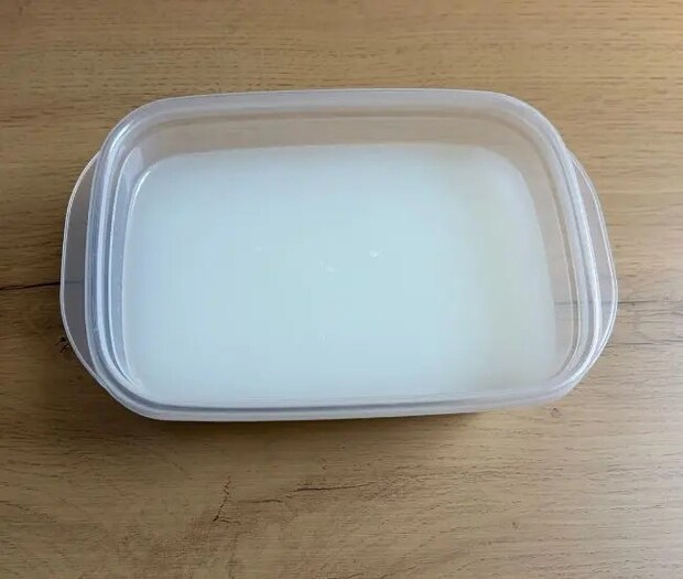 保存容器に入った研ぎ汁（撮影：grapeライフハック編集部）