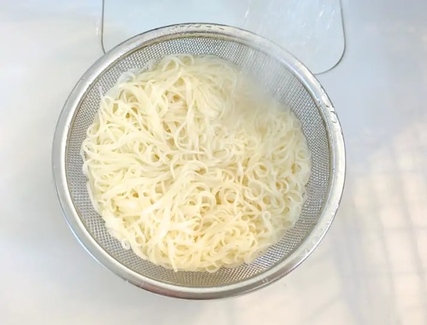 そうめんを流水で洗っている画像（撮影：エニママ）