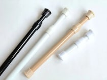 100均の『つっぱり棒』2本で？　玄関の浮かせる収納に「もっと早く知りたかった」【収納テク4選】