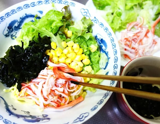 具材を盛りつけている画像（撮影：エニママ）