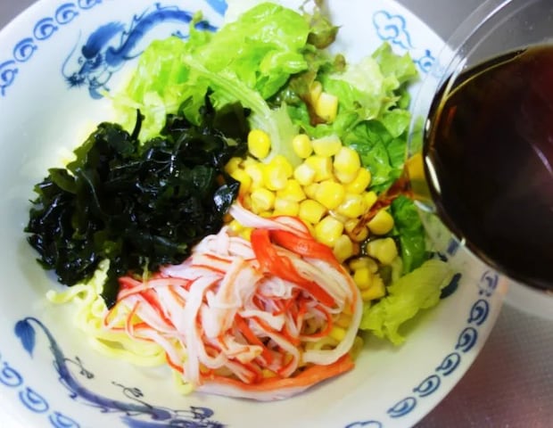 タレをかけている画像（撮影：エニママ）