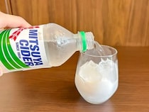 アイスコーヒーを『半分』注ぐだけ！　思わぬ飲み方に「びっくりするほど合う」