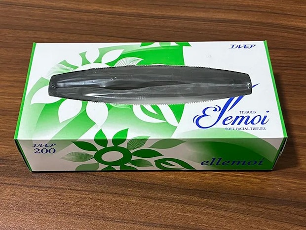 机に置かれたティッシュの空き箱（撮影：grapeライフハック編集部）