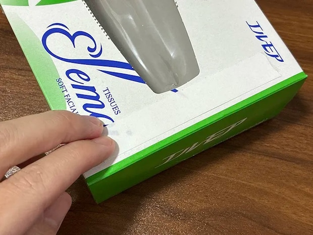 ティッシュの空き箱に両面テープを貼る場面（撮影：grapeライフハック編集部）