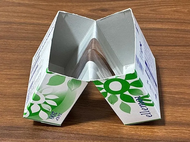 V字型に自立する、切り分けたティッシュの空き箱（撮影：grapeライフハック編集部）