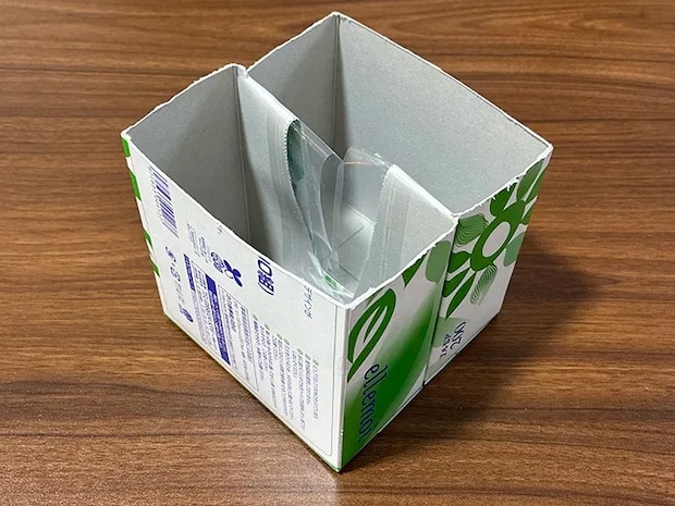 ティッシュの空き箱を活用したミニゴミ箱（撮影：grapeライフハック編集部）