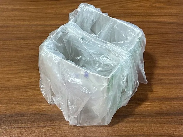 ティッシュの空き箱を生かして、袋をかぶせたミニゴミ箱（撮影：grapeライフハック編集部）