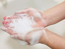 その洗い方、日焼け止めが残ったままかも？　花王に聞いた正しい落とし方