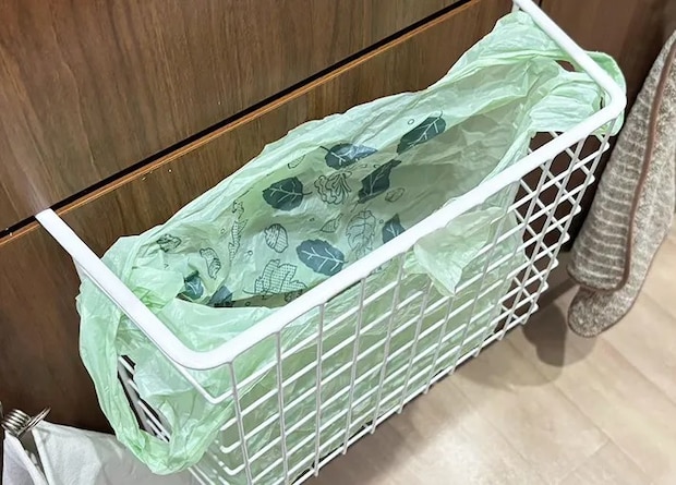 『吊戸棚用バスケット』をゴミ箱として活用する写真（撮影：キジカク）