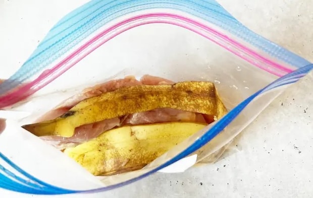 鶏肉にバナナの皮をのせる画像（撮影：エニママ）